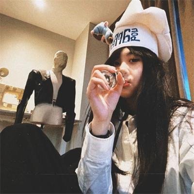 追梦的黎族女娃娃
